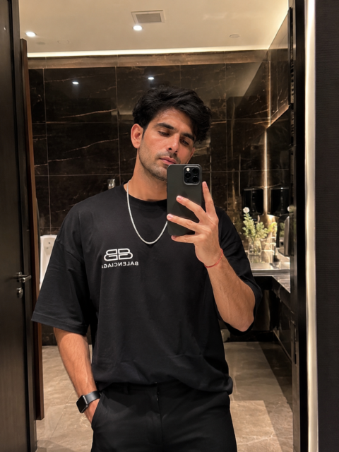 Viral Instagram Mirror Selfie